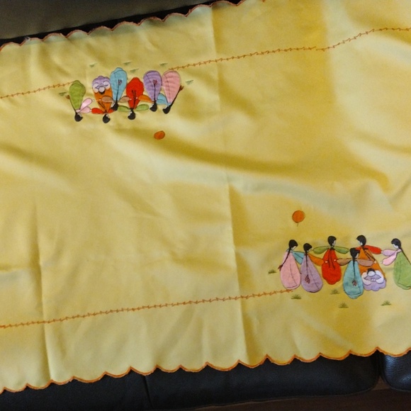 Table Runner - Picture 4 of 4